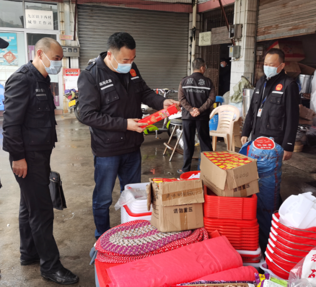 1月12日，赵思顺四级调研员带队到九江镇开展烟花爆竹执法检查