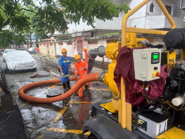 桂城市政出动应急排涝泵车进行抽排水作业